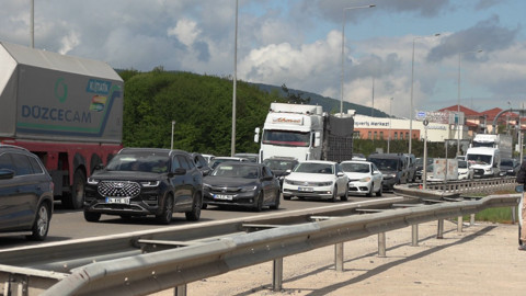 Bayram trafiği başladı: Trafik durma noktasına geldi! Uzun araç kuyrukları oluştu