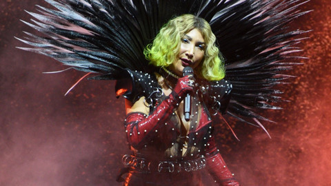 Hande Yener'in sahne tarzını görenler şaştı kaldı: Yeşil saçları ve siyah kanatlı kıyafetiyle gündem yarattı