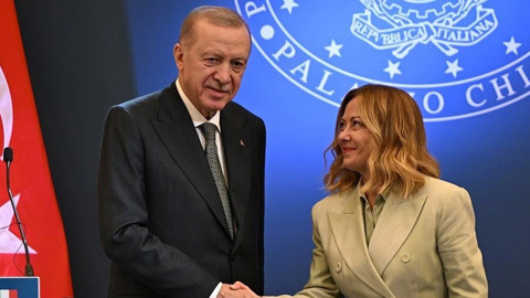 Cumhurbaşkanı Erdoğan’ın tavsiyesine uydu: Meloni sigarayı bıraktı