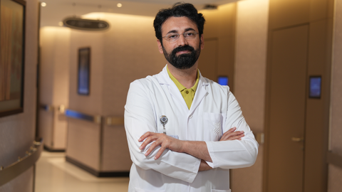 Geçmeyen gıcık öksürüğün nedeni sessiz reflü olabilir! Kahve, çikolata ve gazlı içecekler şikâyetleri artırabiliyor
