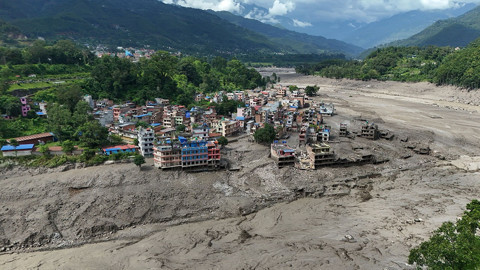 Nepal'de kıyamet koptu! Dev sel yüzlerce kişiyi yuttu: Dehşete düşüren anlar