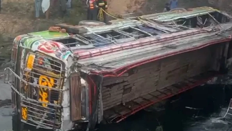 Pakistan’da yolcu otobüsü şarampole yuvarlandı: 5 ölü, 27 yaralı