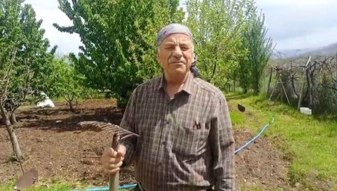Sivas'ta tarlasının toprağını sürüp bitirmesine 3 metre kalan çiftçi bir anda çimenlerin arasında onu gördü. Acilen traktörün motorunu durdurup yanına yaklaştı - Resim: 1