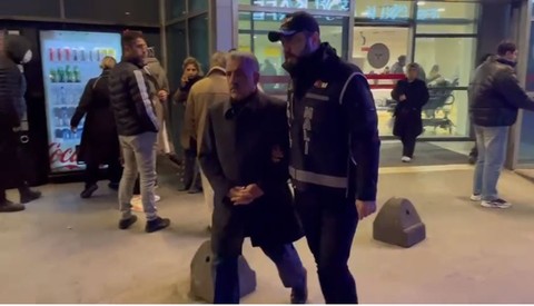 İkiz apartmanı ayakta kalmıştı! Kolonu kesildiği iddia edilen Emre Apartmanı'nın şantiye şefi gözaltına alındı - Resim: 1