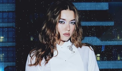Afra Saraçoğlu'ndan yeni imajıyla set pozu: O paylaşımına beğeni ve yorum yağdı! - Resim: 1