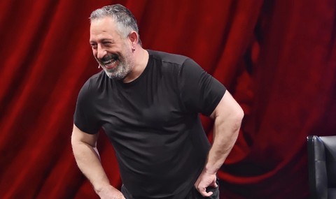 Cem Yılmaz, yeni sevgilisiyle ilk kez el ele görüntülendi! Sokak sokak memleketini gezdirdi! - Resim: 1