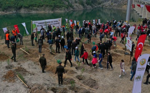 Artvin'de her yıl bugün, büyük küçük demeden tek bir şey için bir araya geliyorlar. 'Geleceğe Nefes' olmak 202 bin tanesini toprakla buluşturdular - Resim: 1