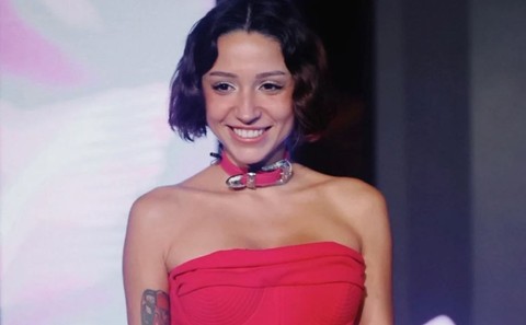 Ünlü şarkıcı Zeynep Bastık'tan cesur havuz başı pozları! Bikinili kareleri sosyal medyayı kasıp kavurdu - Resim: 1