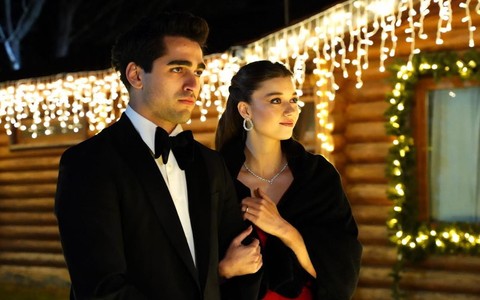 Afra Saraçoğlu ve Mert Ramazan Demir'li Yalı Çapkını dizisine bomba transfer! Medcezir ve Behzat Ç. oyuncusu konuk oluyor - Resim: 1