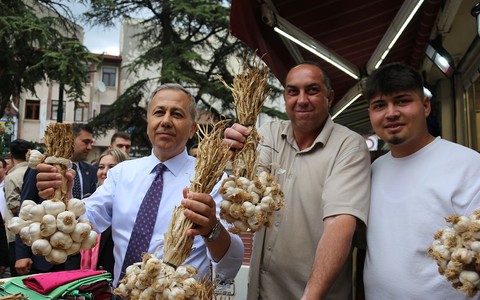 Bakan Yerlikaya Kastamonu'da! Pastırma tattı, vatandaşlara çekme helva ikram etti! - Resim: 1