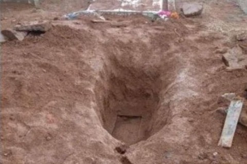 Dünya bu esrarengiz olayla sarsıldı... Genç bir kız kamera kayıtlarında bir mezarı kazarken görüntülendi - Resim: 1