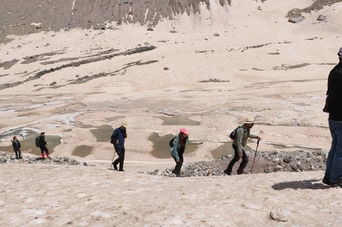 Hakkari'de 20.000 yıldan bu yana doğada aynı yerde duran buzulları görmeye giden vatandaş Türkiye için korkunç bir detayı gördü - Resim: 1