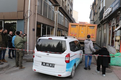 Pis kokular komşuların sabrını taşırdı! Daireden tam 40 ton çöp çıktı - Resim: 1