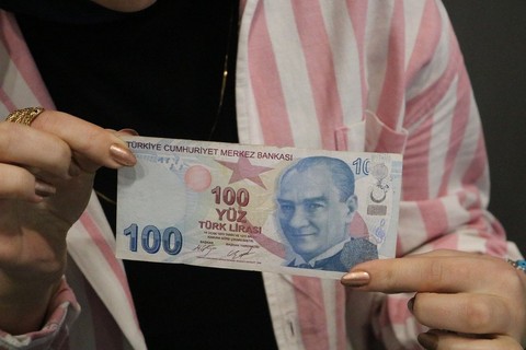 Maaşından 'piyango' çıktı! 100 bin liraya satıyor - Resim: 1