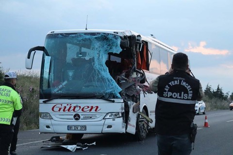 Denizli'de TIR ile yolcu otobüsü kafa kafaya çarpıştı! Ölüler ve yaralılar var - Resim: 1
