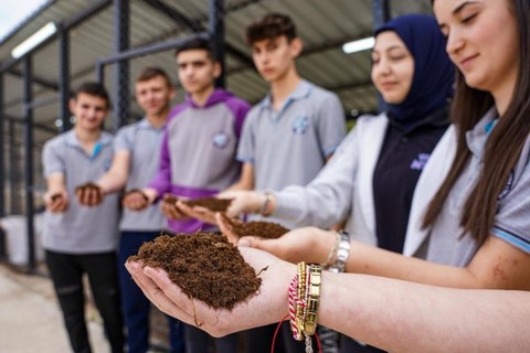 Tokat'ta 1000'lerce kilo teker teker toplanıp tek bir yere getiriliyor... 100'lerce kilosu burada bambaşka bir şeye dönüştürülüyor - Resim: 1