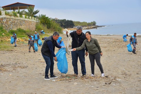 Alanya'da 100'lercesi teker teker toplandıktan sonra çöp poşetlerine yerleştirildi. 100'lercesi artık yok - Resim: 1