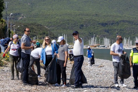 Muğla’da toplamda tam 2 ton birer birer toplanmasının ardından siyah poşetlere yerleştirildi. Kamyon bile taşımakta zorlandı - Resim: 1