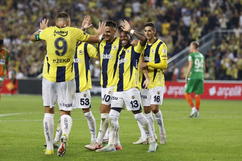 Fenerbahçeliler çok mutlu olacak! 13 milyon euroluk yıldızın sözleşmesi uzatıldı! Mourinho’nun kare ası 2028’e kadar takımda kalacak - Resim: 1