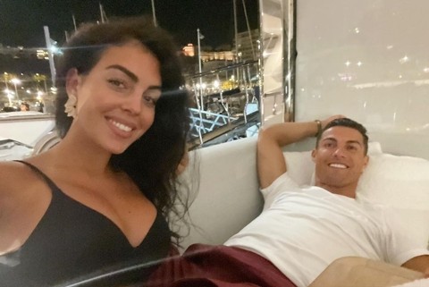 Ronaldo'nun eşi Arabistan'da herkesi şoke etti! Ödül töreni kombini ortalığı salladı! - Resim: 1