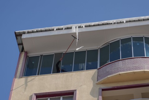 Sibirya soğuklarının etkili olduğu Muş'ta büyük tehlike! Riskli bölgelerde önlem yok, yürümeye korkar hale geldiler - Resim: 1
