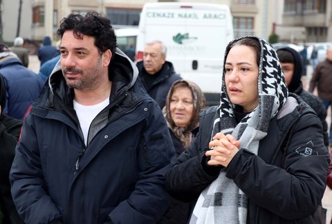 Ezgi Sertel’in en acı günü! Babası son yolculuğuna uğurlandı - Resim: 1