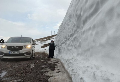 Ardahan'da nisan ayında 4 metrelik inanılmaz manzara. Yolda görenler sağa çekip hemen yanına gitti - Resim: 1