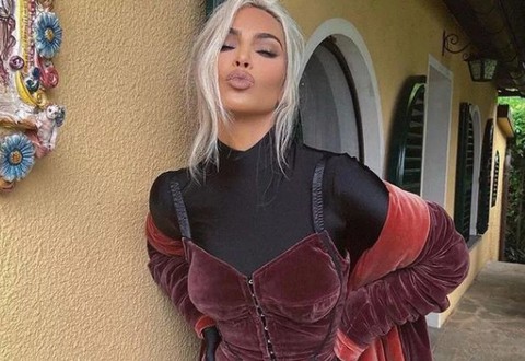 Kim Kardashian'ın canlı yayın kazası! Meme ucunun göründüğünü fark edince... - Resim: 1