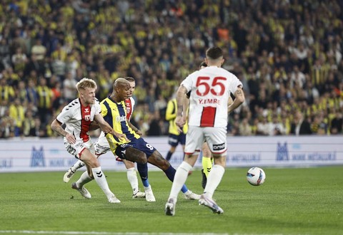 Fenerbahçe’nin 3 milyon euroluk yıldızı Samsunspor maçında tel tel döküldü! İstatistikleri dip yaptı! 0 detayı taraftarı fena kızdırdı! - Resim: 1