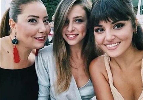 Hande Erçel'den duygulandıran Anneler Günü paylaşımı! "Çok küçüktüm seni kaybettiğimde..." - Resim: 1