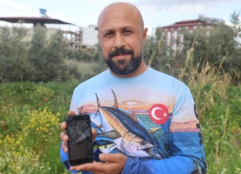 Hatay'da amatör balıkçı denize oltasını atınca ucuna takılan hayvana inanamadı. 1 tane gelmişti sadece arkadaşları inanmaz diye hemen fotoğrafını çekti - Resim: 1