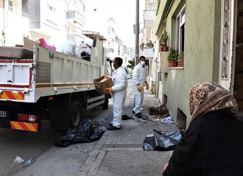 Bir çöp ev vakası daha! Mahalleyi sivrisinekler basınca komşular şikayetçi oldu! Tam 2 kamyon eşya çıktı - Resim: 1
