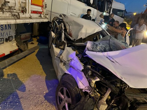 Hatay'da can pazarı! Araç kağıt gibi ezildi! Ölüler ve yaralılar var - Resim: 1