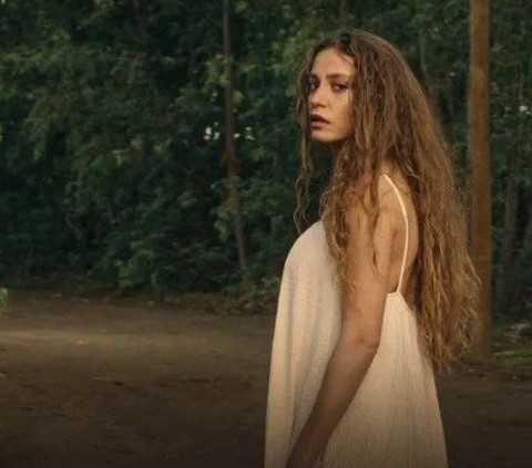 Serenay Sarıkaya'nın annesini gören "Güzelliğini ondan almış" diyor! Fiziği kusursuz - Resim: 1