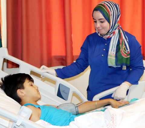 11 yaşındaki çocuk alevler içerisinde kaldı! Kendi ellerini yakarak söndürmeye çalıştı! - Resim: 1