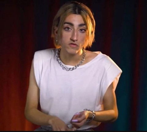 TikTok fenomeni Mika Raun bu defa çizmeyi aştı! Konserde kucak dansı yapıp kendini tokatlattı! - Resim: 1