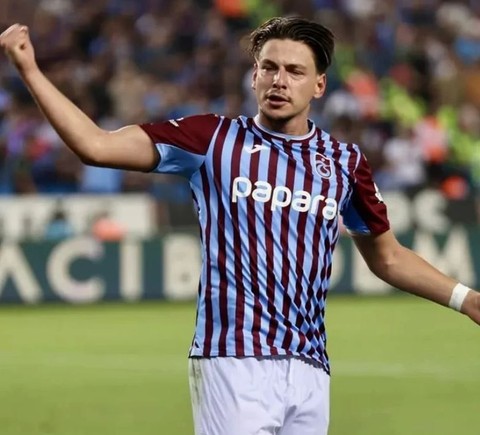 Nişanlısı için annesini silmişti! Ünlü futbolcu Enis Destan ile Arzum Kuruçalı'dan aşk dolu paylaşım - Resim: 1