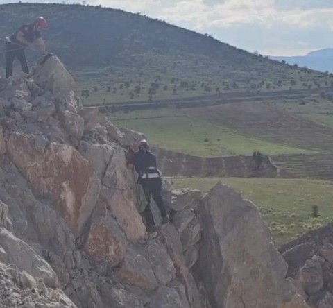 Malatya'da doğada taş ocağında patlatma için 1 dakika kala iş makinesi operatörü bir anda o detayı fark etti. Acilen patlama hazırlıkları durduruldu - Resim: 1