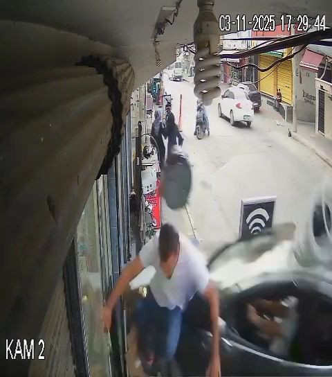 Marketin önünde dehşeti yaşadı! Ezilmekten saniyelerle kurtuldu: Feci kaza anbean kamerada! - Resim: 2