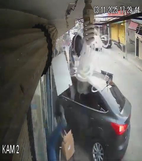 Marketin önünde dehşeti yaşadı! Ezilmekten saniyelerle kurtuldu: Feci kaza anbean kamerada! - Resim: 4