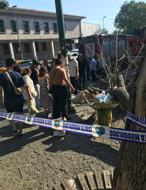 İstanbul'un göbeğinde korku dolu anlar: Ağaç yayaların üzerine devrildi! - Resim : 2