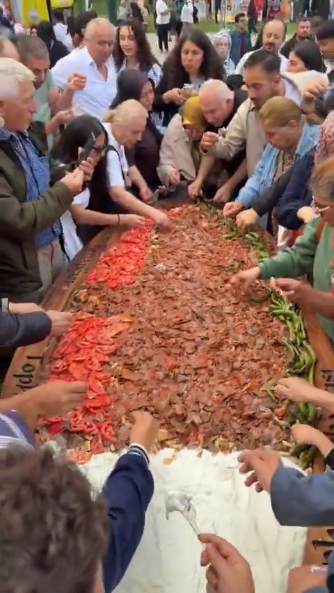 Tam 50 kilo et kullanıldı! Görenler adeta akın etti: 700 kişi aynı tabaktan yedi - Resim : 1