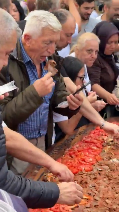 Tam 50 kilo et kullanıldı! Görenler adeta akın etti: 700 kişi aynı tabaktan yedi - Resim : 2