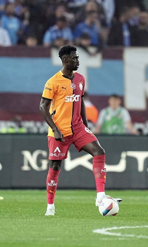 Galatasaray’dan iç transfer hamlesi! 19 milyon euroluk yıldıza yeni sözleşme! Temsilcisi İstanbul’a geldi - Resim: 6