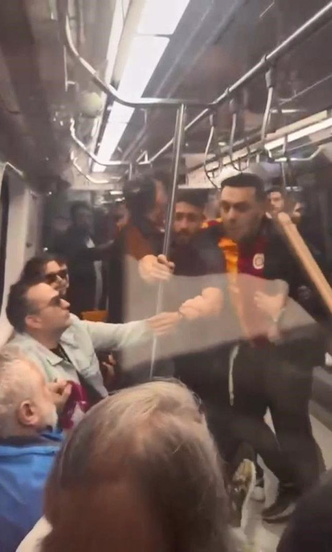 Metroda oklavalı taraftar kavgası! Galatasaray'ın şampiyonluk kutlamasında ortalık karıştı - Resim: 5