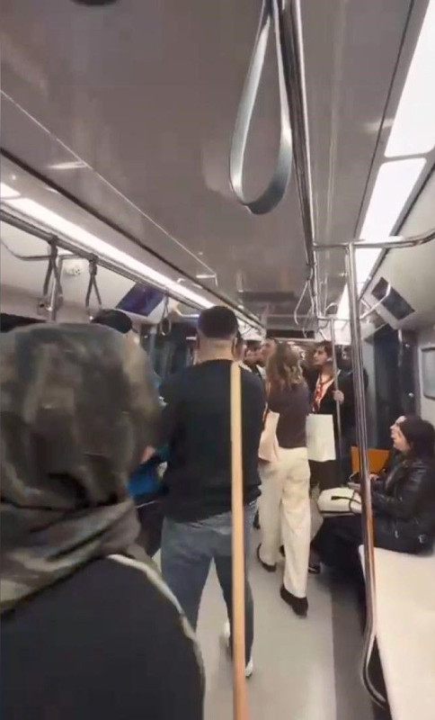 Metroda oklavalı taraftar kavgası! Galatasaray'ın şampiyonluk kutlamasında ortalık karıştı - Resim: 4