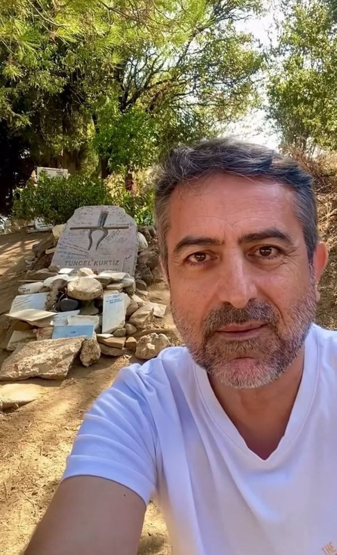 Tuncel Kurtiz'in mezarının son halini gören ünlü oyuncu isyan etti: "Seküler türbesine dönüştürmüşler" - Resim: 4