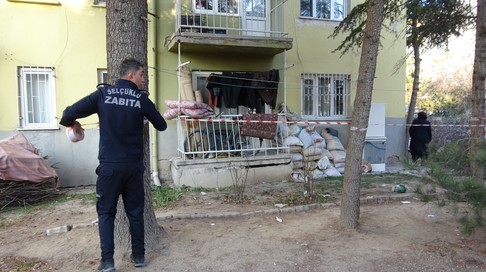 5 katlı apartmanda bir anda çatlaklar oluştu! Bina sakinleri çökme riskine karşı tahliye edildi - Resim : 1