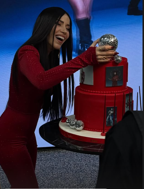 Burcu Güneş'ten 50. yaş kutlaması! Güzelliğiyle görenleri hayran bıraktı - Resim: 2