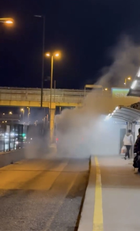 Metrobüste korkutan yangın! Yolcular büyük panik yaşadı - Resim: 2